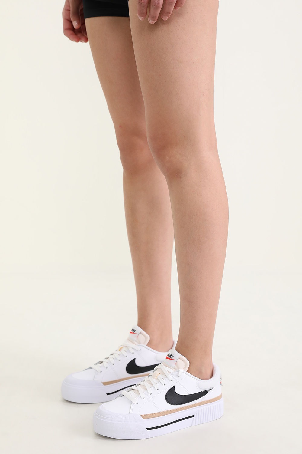 תמונת כל הלוק של נעלי ספורט קורט לגאסי